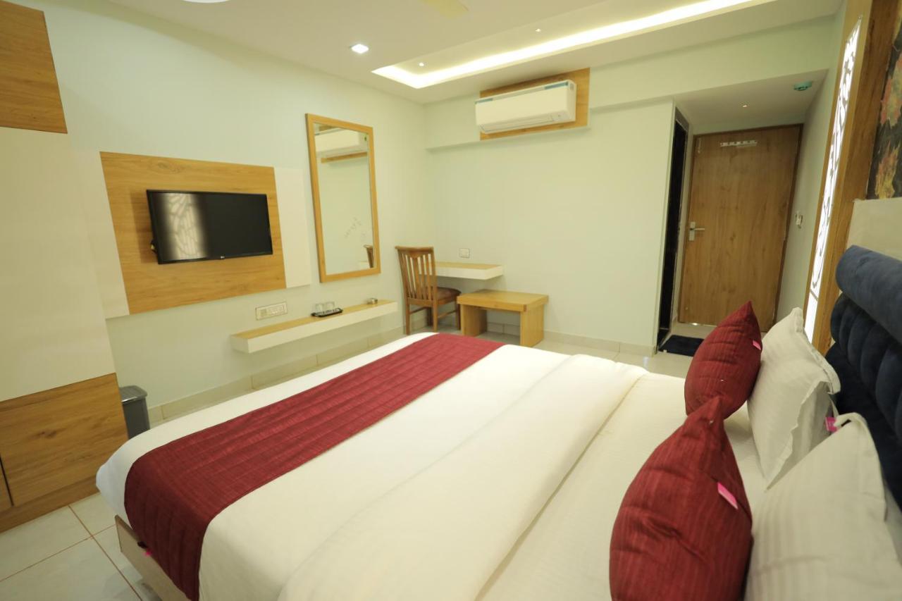 Hotel Rk Fortune Ahmedabad Bagian luar foto