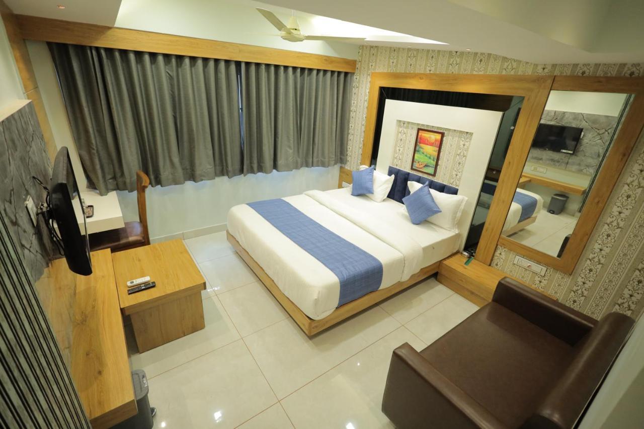 Hotel Rk Fortune Ahmedabad Bagian luar foto