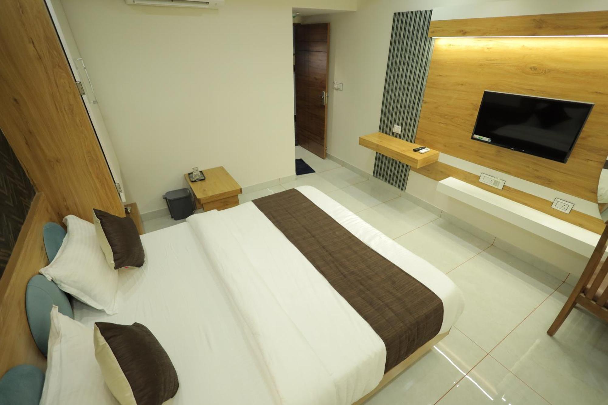 Hotel Rk Fortune Ahmedabad Bagian luar foto